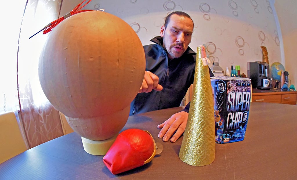 „Bomben“ und „Vulkane“: Als Pyrotechniker arbeitet Mirko Mosch mit unterschiedlichen Feuerwerkskörpern.