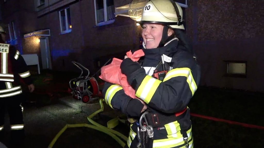 Feuerwehr rettet Affen und andere Kleintiere bei einem Brand am 30.12.2021 in einem Hausflur eines Mehrfamilienhauses in Neue Neustadt
