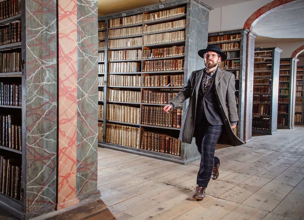 Youtuber Alexander Prinz in der historischen Bibliothek der Franckeschen Stiftungen in Halle