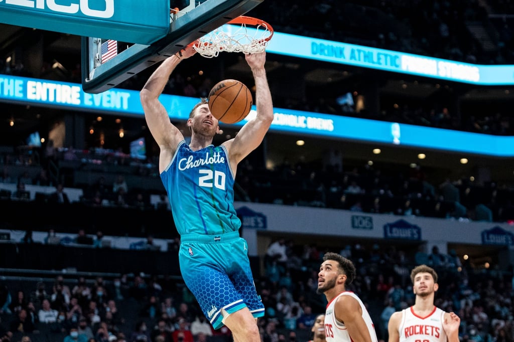 Gordon Hayward (l) von den Charlotte Hornets beim Dunking.