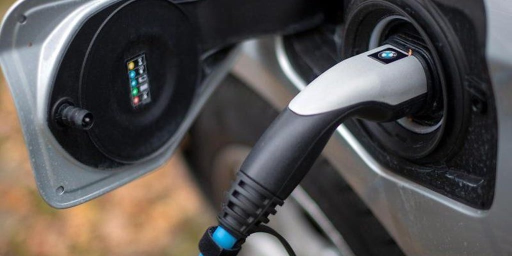 Ein Elektroauto wird an einer Ladesäule geladen.