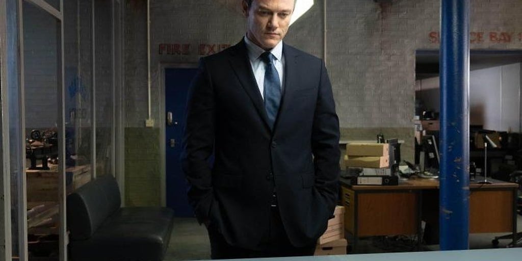 Superintendent Steve Wilkins (Luke Evans) arbeitet sich an zwei ungelösten Doppelmorden ab.