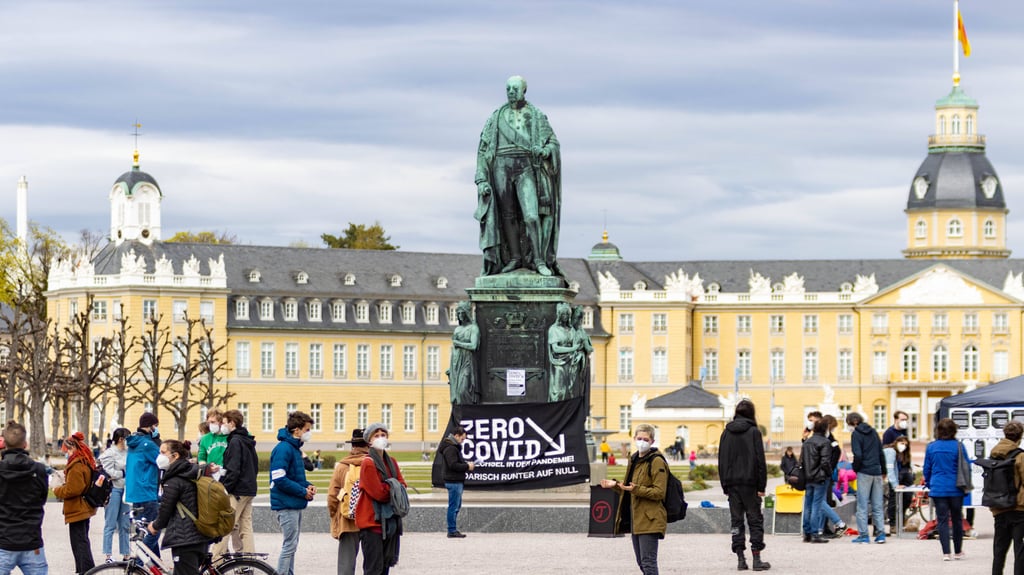 Bundesweiter Aktionstag der Zero Covid Initiative 10. April Kundgebung auf dem Karlsruher Schlossplatz zum bundesweiten Zero Covid Aktionstag.