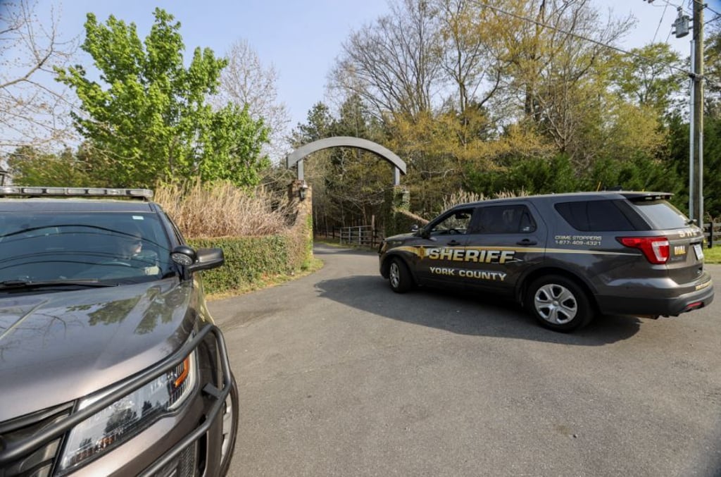 Ein Fahrzeug des York County Sheriffs fährt auf das Grundstück, auf dem mehrere Menschen, darunter ein prominenter Arzt, erschossen wurden.