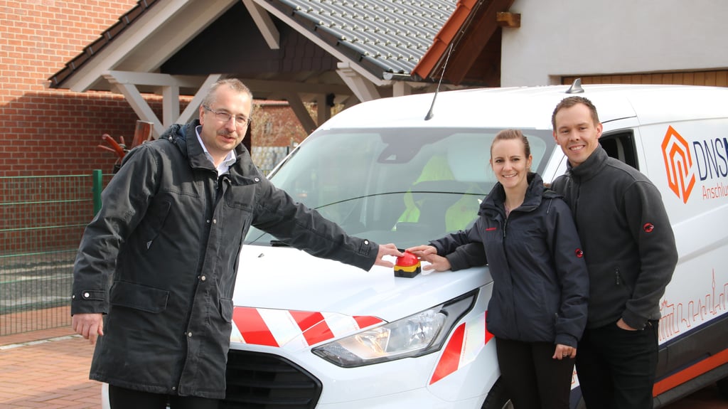 Verbandsgemeindebürgermeister Thomas Schmette startete gemeinsam mit Anna Sterdt und Marc Jäger den ersten Glasfaseranschluss in Angern.