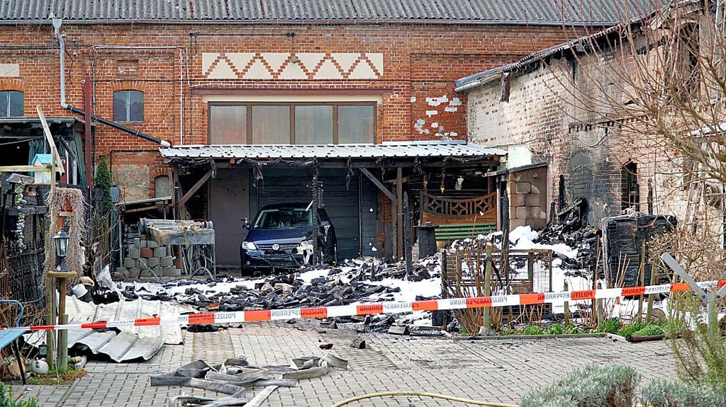 Laut Ermittlungen der Stendaler Kriminalpolizei löste ein technischer Defekt einen Brand im Vierseitenhof in Uenglingen aus. Der Schaden beläuft sich auf 100.000 Euro.