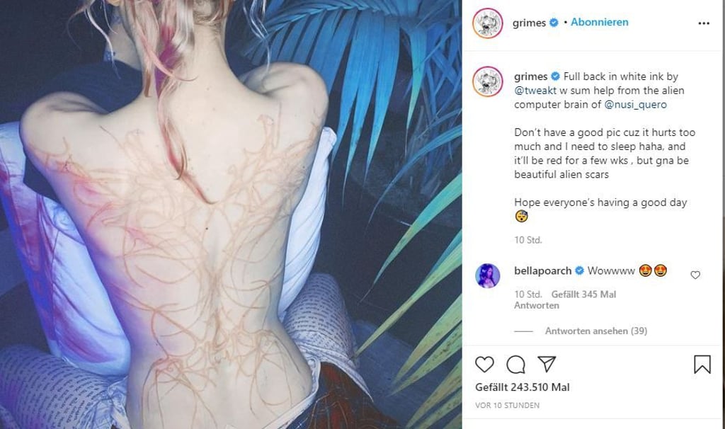 Stolz zeigt Grimes ihr neues Tattoo, das zwei Künstler aus Los Angeles designt haben.