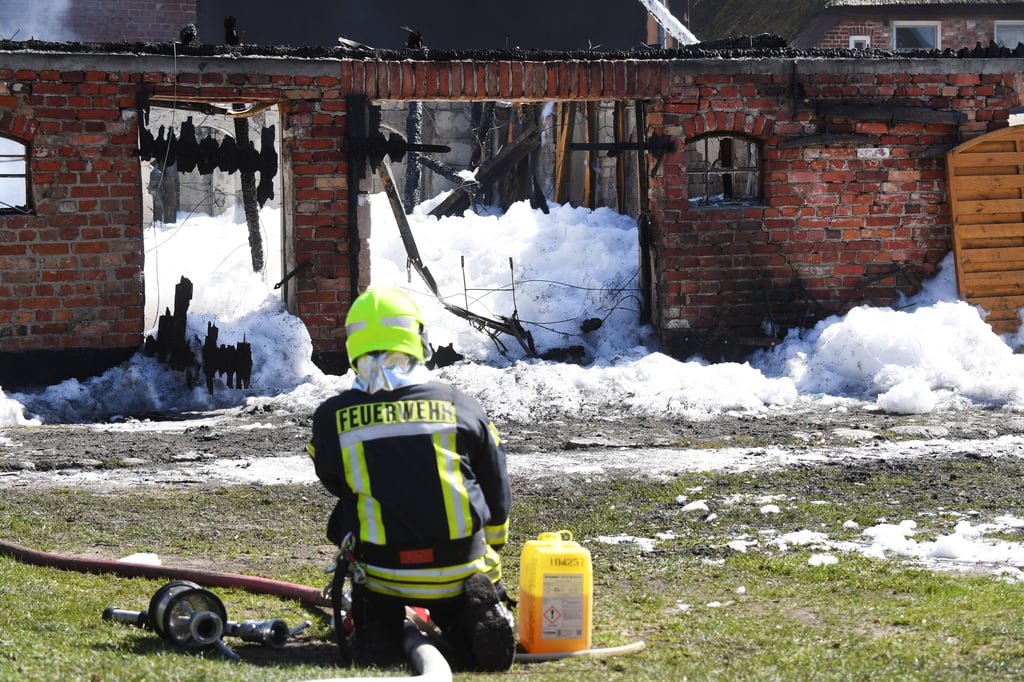 Groß Zicker: Absperrband hängt vor einer Brandruine auf Rügen. Das Feuer war am frühen Samstagmorgen ausgebrochen.