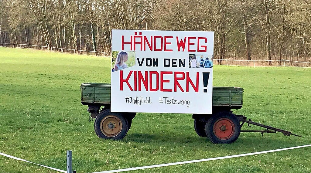 Das Schild mit der Aufschrift "Hände weg von den Kindern" hat ein Vater an der Letzlinger Landstraße postiert.