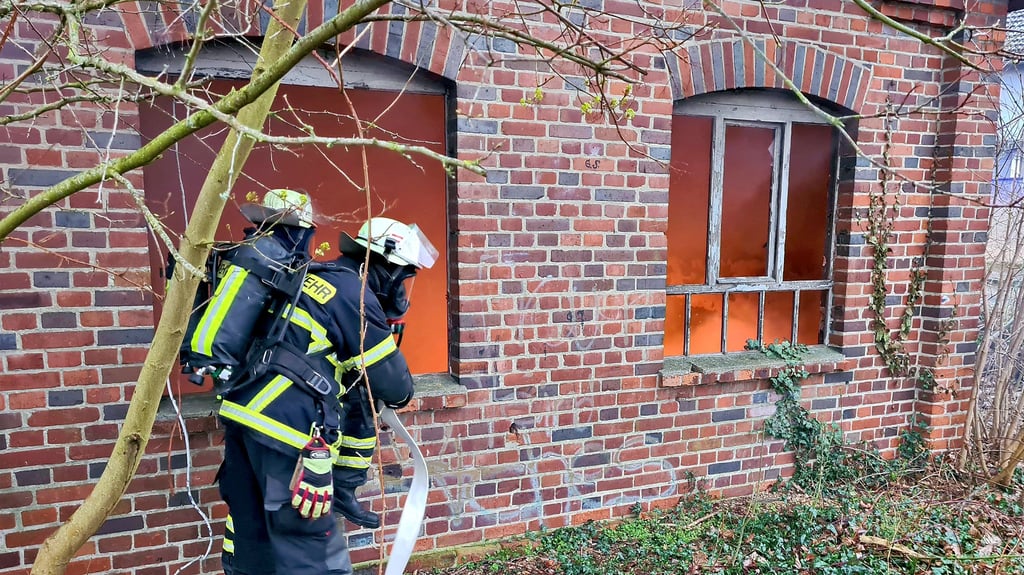 In Osterburg brannte ein ehemaliges Gebäude der Kleinbahn. Florian Schulze und Martin Staps gingen unter schwerem Atemschutz gegen die Flammen vor.