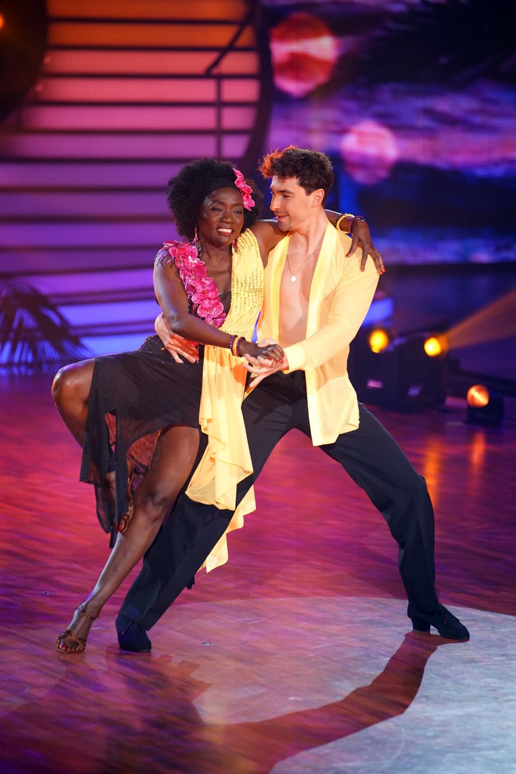 Auma Obama und Andrzej Cibis tanzen Rumba.