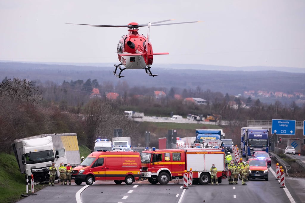 Dresden: Ein Rettungshubschrauber bringt einen Notarzt an die Unfallstelle auf der Autobahn 17, wo ein Autofahrer ums Leben gekommen ist.