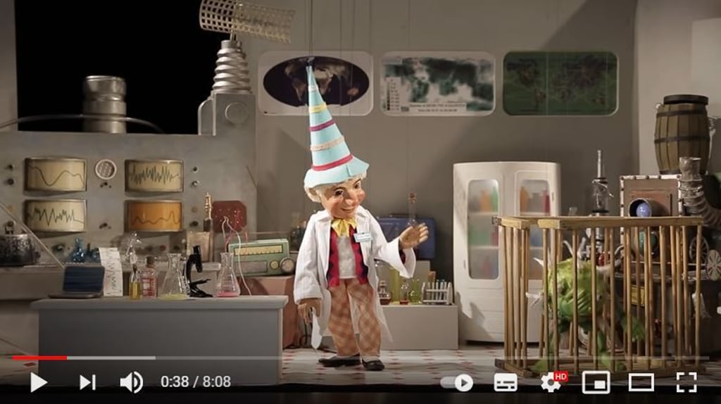 „Dr. Kasperl“ der Augsburger Puppenkiste zeigt Erwin, dem Erdmännchen, worauf bei der Durchführung besonders zu achten ist.