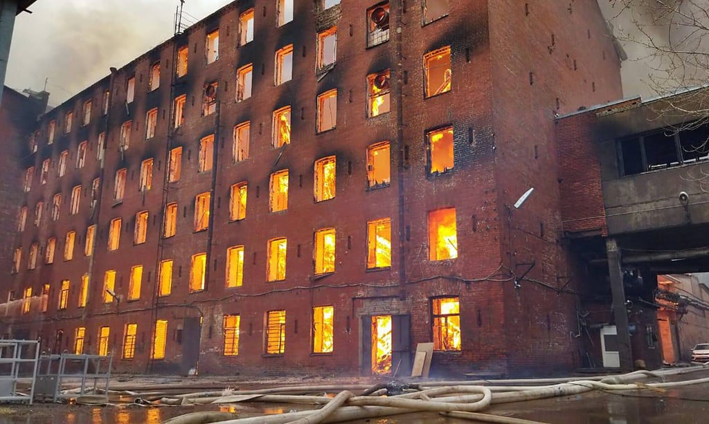 Die Feuerwehr in St. Petersburg in Russland hat über Stunden gegen einen riesigen Brand in einem historischen Fabrikgebäude gekämpft.