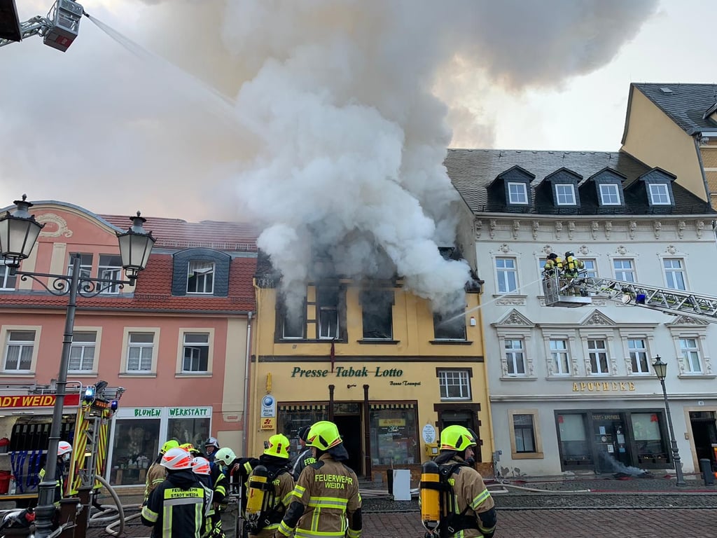 In Weida am Markt brennt seit den Morgenstunden ein Wohn- und Geschäftshaus (bestmögliche Qualität).