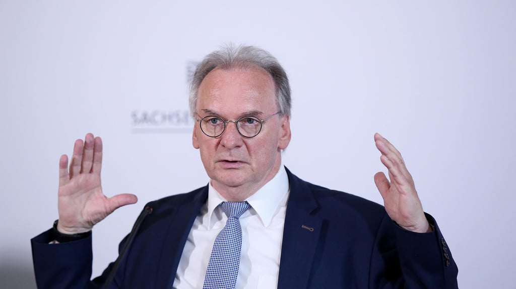 Sachsen-Anhalts Ministerpräsident Reiner Haseloff (CDU) spricht während einer Pressekonferenz in der Staatskanzlei in Magdeburg.
