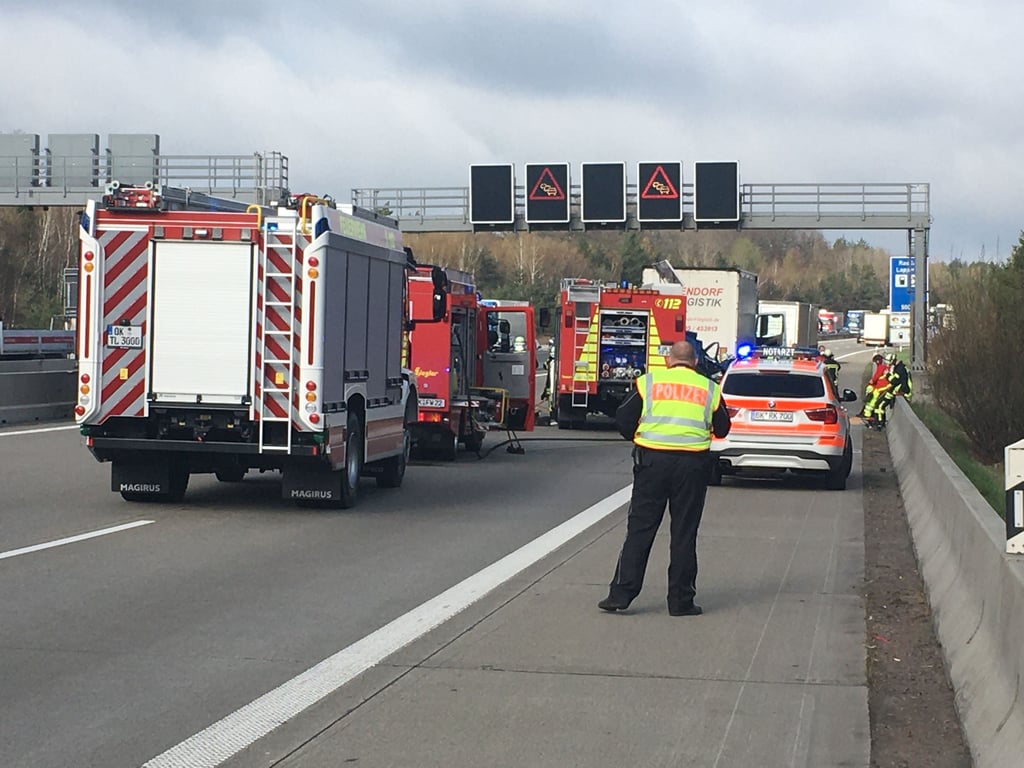 Nach einem schweren Verkehrsunfall staut es sich auf der A2.
