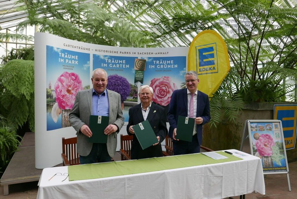 Vertragsunterzeichnung für eine neue Partnerschaft: Thomas Beyer, Claus Mangels und Thomas Einsfelder