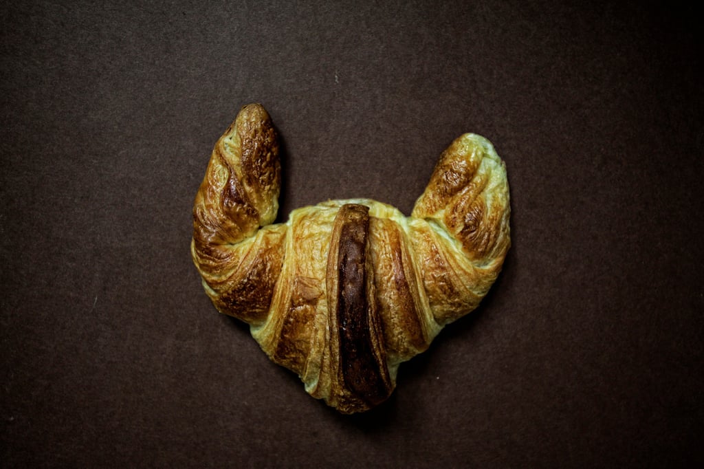 Ein Croissant liegt auf einem Tisch.