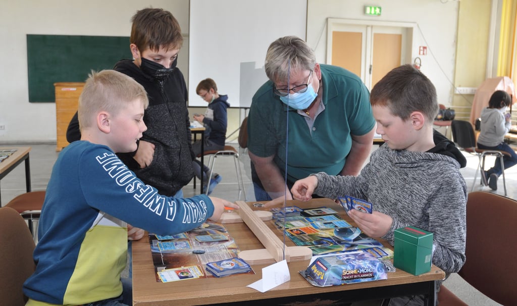 Cian und Julian (rechts im Bild) sind konzentriert bei der Sache. Julian schafft es am Ende auf Platz zwei.