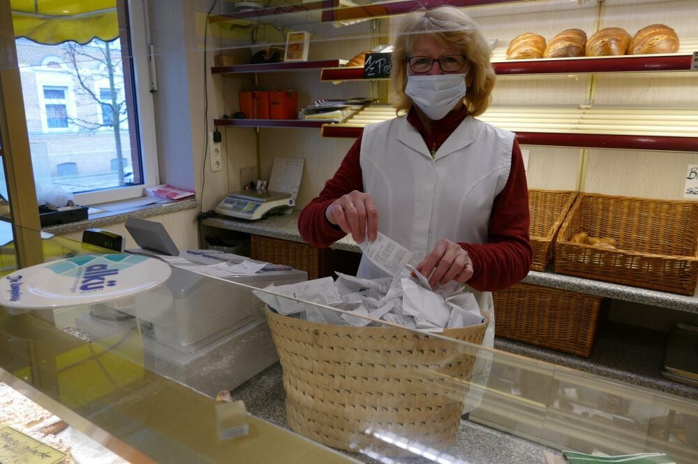 Eine Verkäuferin zeigt die übliche Bon-Ausbeute der Bäckerei Jäger.