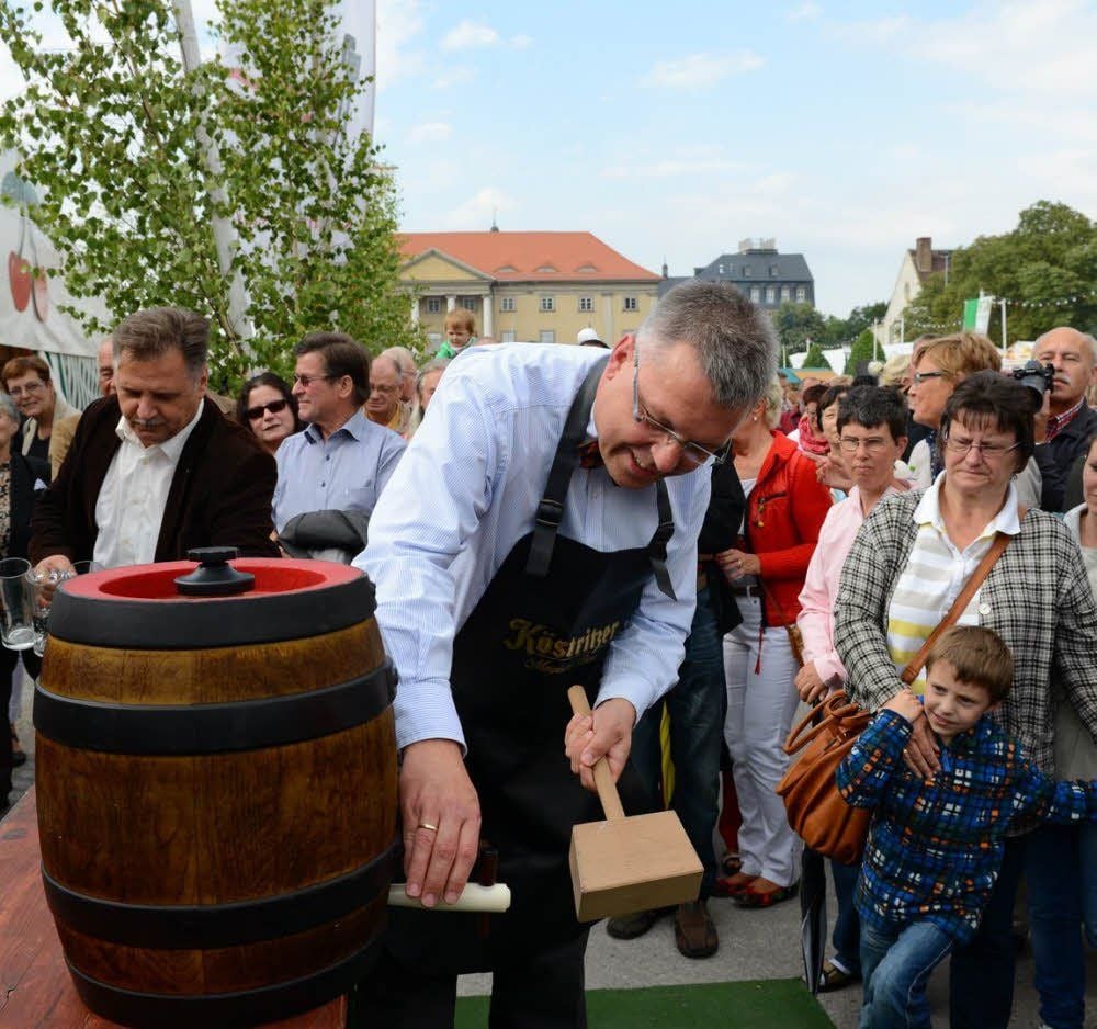 Ohne Probleme: Mit drei sicheren Schlägen und ohne jegliche Spritzer sticht Oberbürgermeister Bernward Küper das erste Fass Bier an. Das Naumburger Kirschfest ist eröffnet.