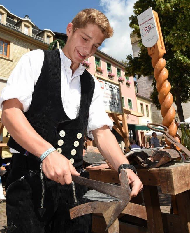 Max Kurth, Auszubildender im zweiten Lehrjahr in der Bad Kösener Dachdeckerfirma Holger Fritzsche, schneidet Schiefer zu.