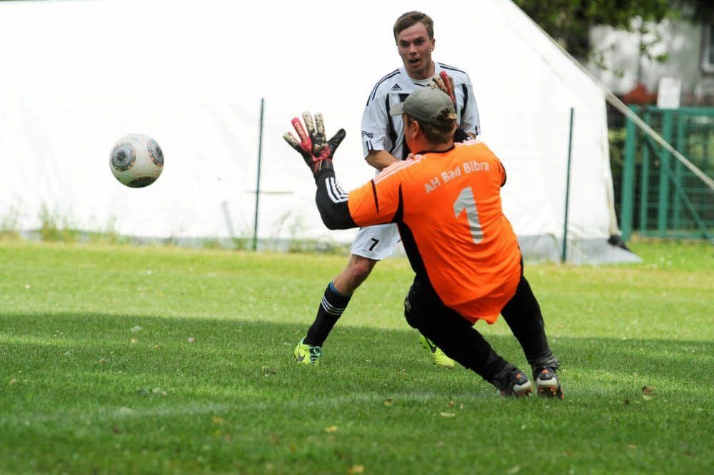 Torjäger Matthias Müller überwindet hier Fortuna-Keeper Daniel Blume und traf insgesamt fünf Mal für Baumersroda. Darunter war auch ein Hattrick.
