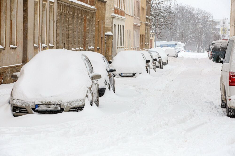 In der Nacht zum Montag schneite es ohne Unterlass. Autos trugen weiße Mützen.