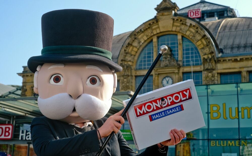 Noch hält Mr. Monopoly nur einen Dummy der Halle-Edition in Händen. Unklar ist auch, ob es der Hauptbahnhof ins Spiel schafft.