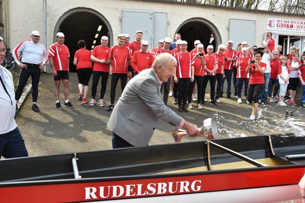 Keine Flasche, sondern mit einem Pokal: Kreissportbund-Chef Willy Knorr tauft einen neuen Gig-Dreier auf den Namen „Rudelsburg“. Ein Renn-Zweier erhielt den Namen „Goseck“.