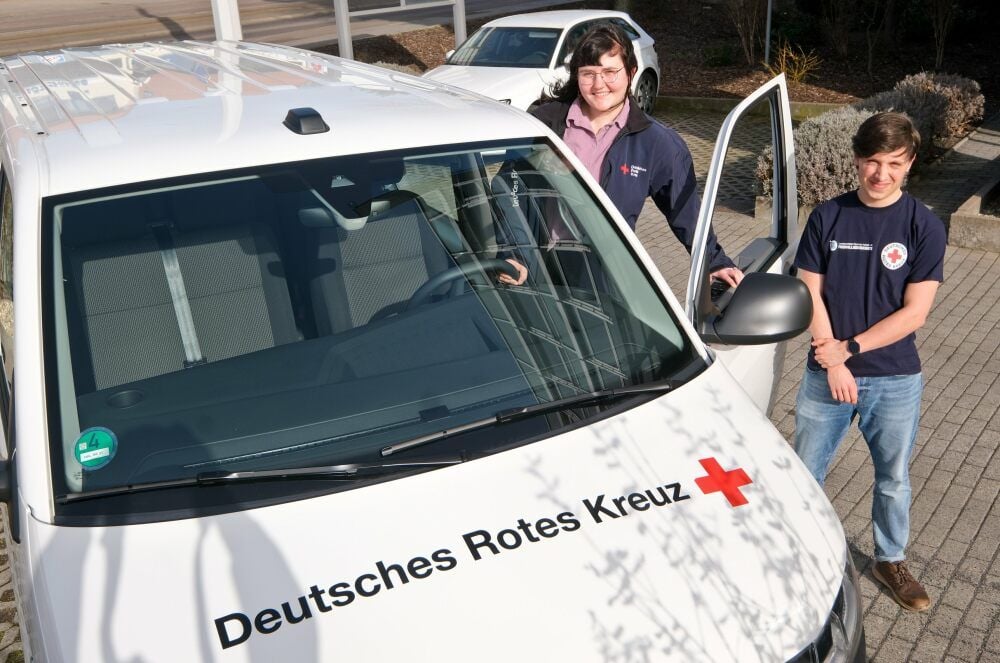 Sophie Ziegler und Gedeon Hartge sind beim Roten Kreuz engagiert.