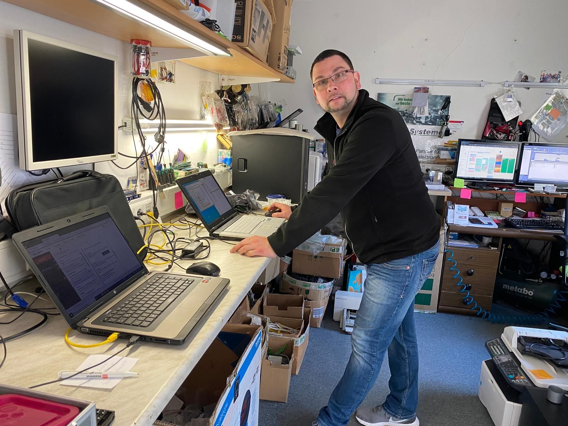 Während des lockdownbedingten Homeoffices vieler Menschen hat die Firma EP:Krawo, im Foto Mitinhaber Kevin Wolters, viel zu tun. Eigentlich - der Handlungsspielraum ist weiterhin arg beschränkt.