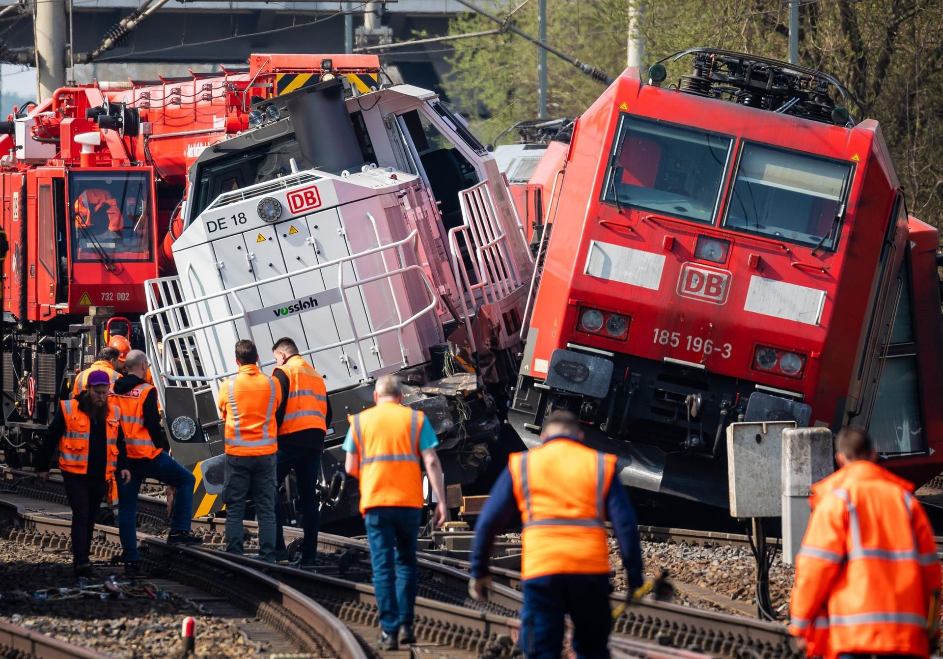 Verunglückte Loks stehen in der Nähe vom Bahnhof Fallersleben neben den Gleisen. Verletzt wurde bei dem Unglück niemand.