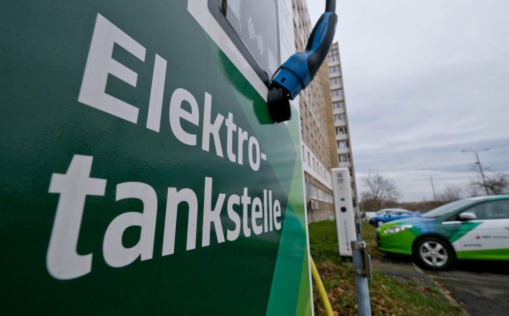 Die E-Ladestation am Verwaltungsstandort in Halle-Neustadt: Hier sollen noch drei weitere Ladesäulen gebaut werden - und ein Container.