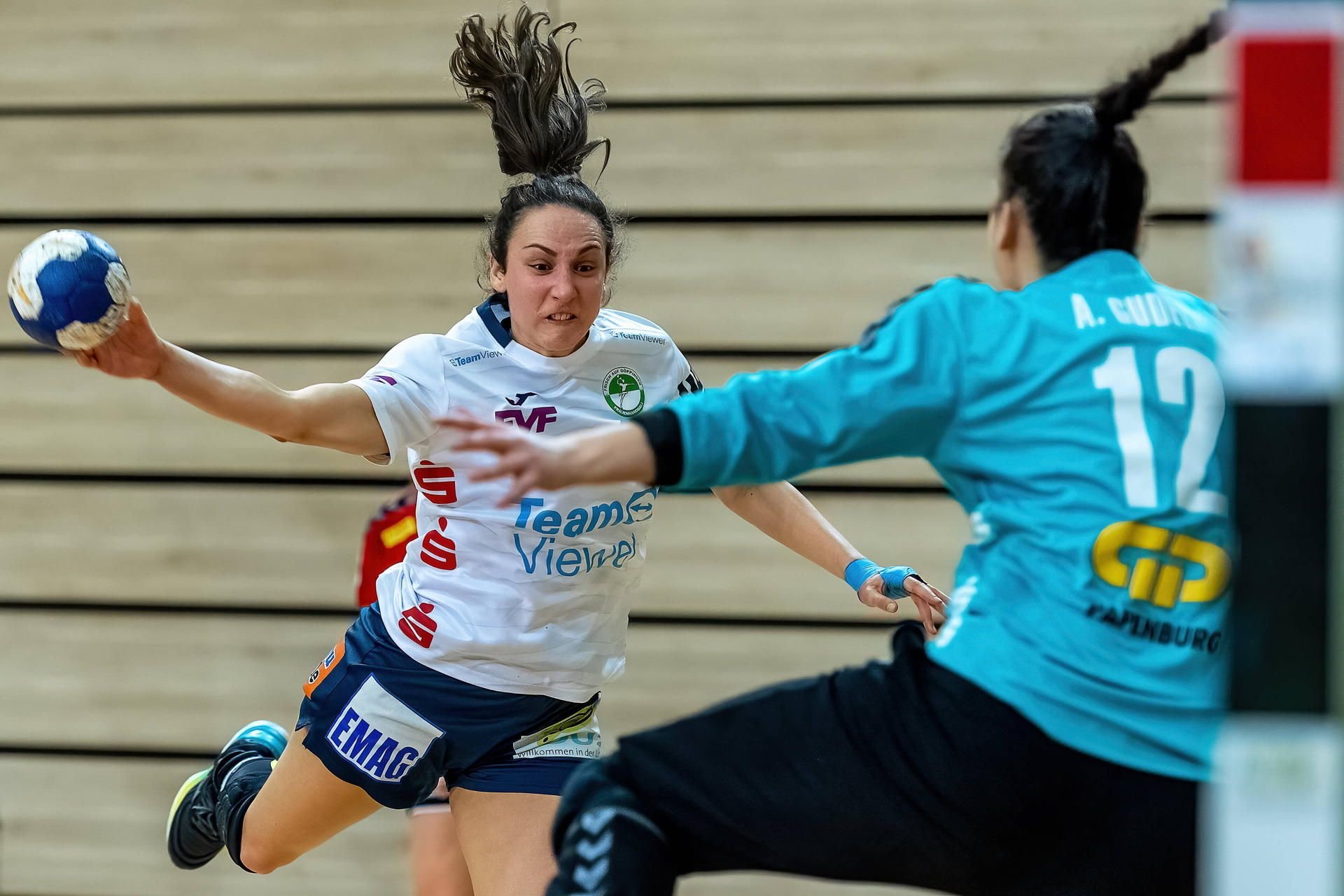 Iris Andjic (Göppingen) trifft gegen Anica Gudelj (Torfrau, SV Union Halle)