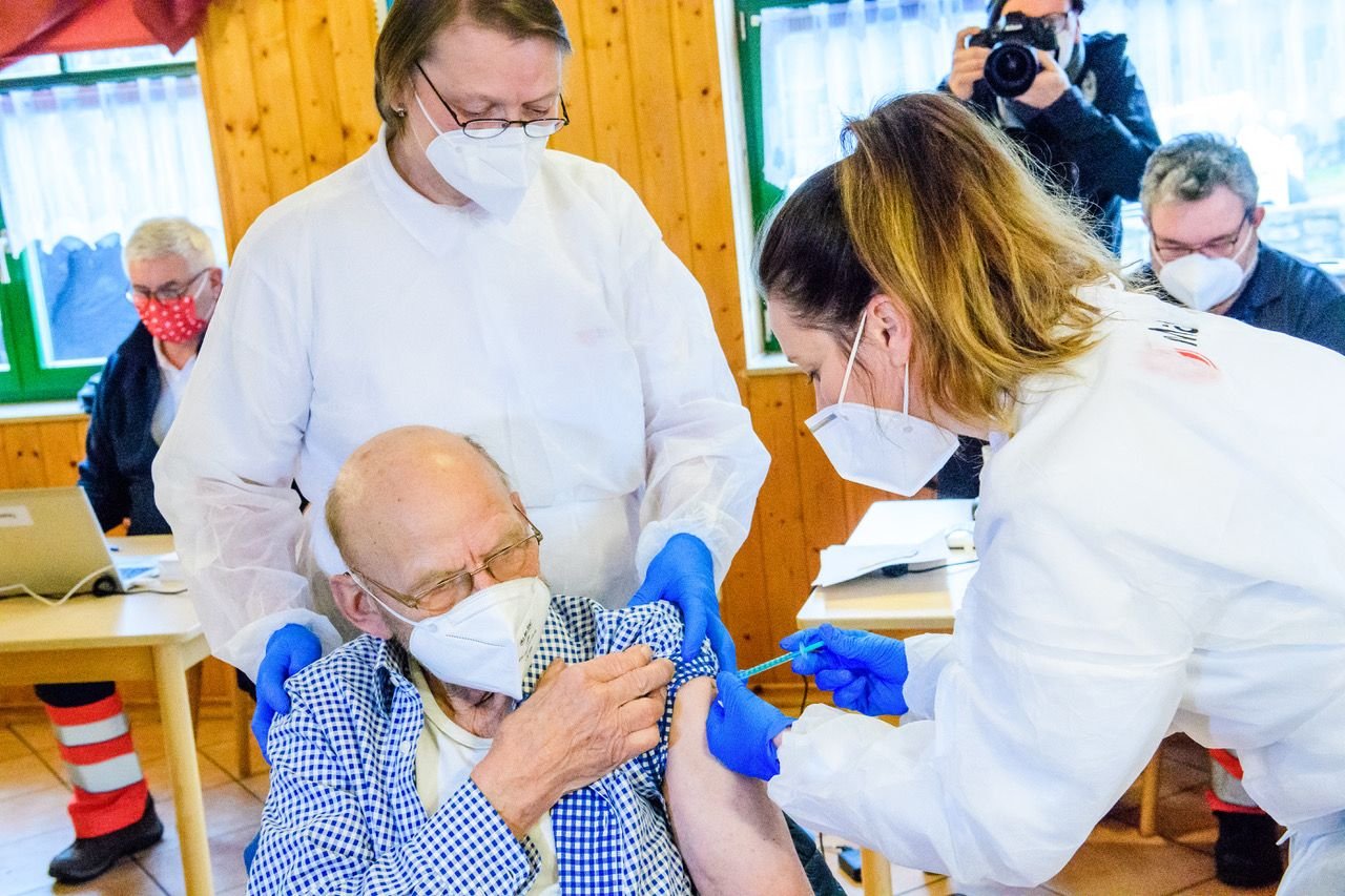 Immunisierung gegen Covid-19 mit Biontech-Pfizer-Impfstoff in Seidewitz: Eckhard Becker (85) aus Seidewitz wird von Schwester Kristin Baskanoglu (l.) und Schwester Susann Wolter geimpft.