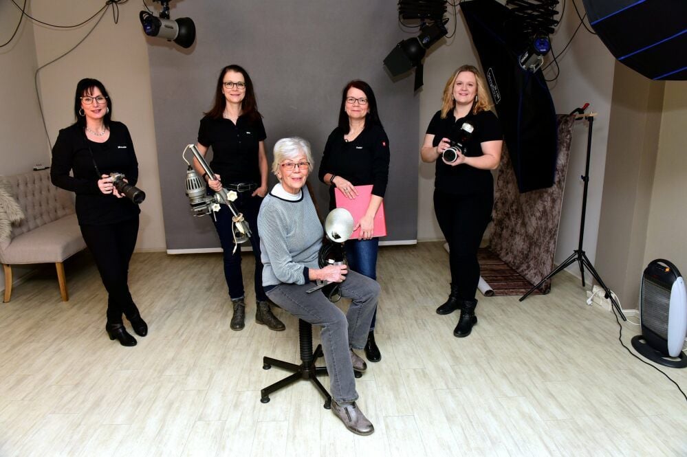 Anlässlich des 40-jährigen Jubiläums des Fotostudios Ahlhelm präsentieren sich (v.l.) Manuela Richter-Türpe , Ute Ahlhelm, Gründerin Erika Ahlhelm , Kathrin Hertel und Linda Mixa mit Technik aus vier Jahrzehnten.