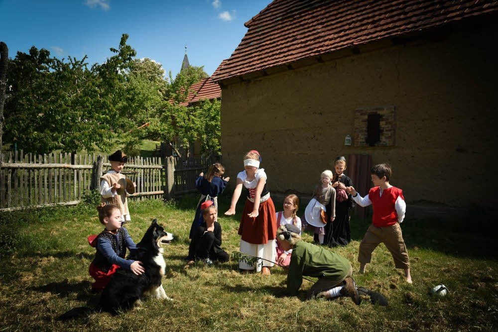 Eintauchen in eine andere Zeit: Domschüler stellen das Bild „Blindekuh-Spiel“ in Roßbach nach.