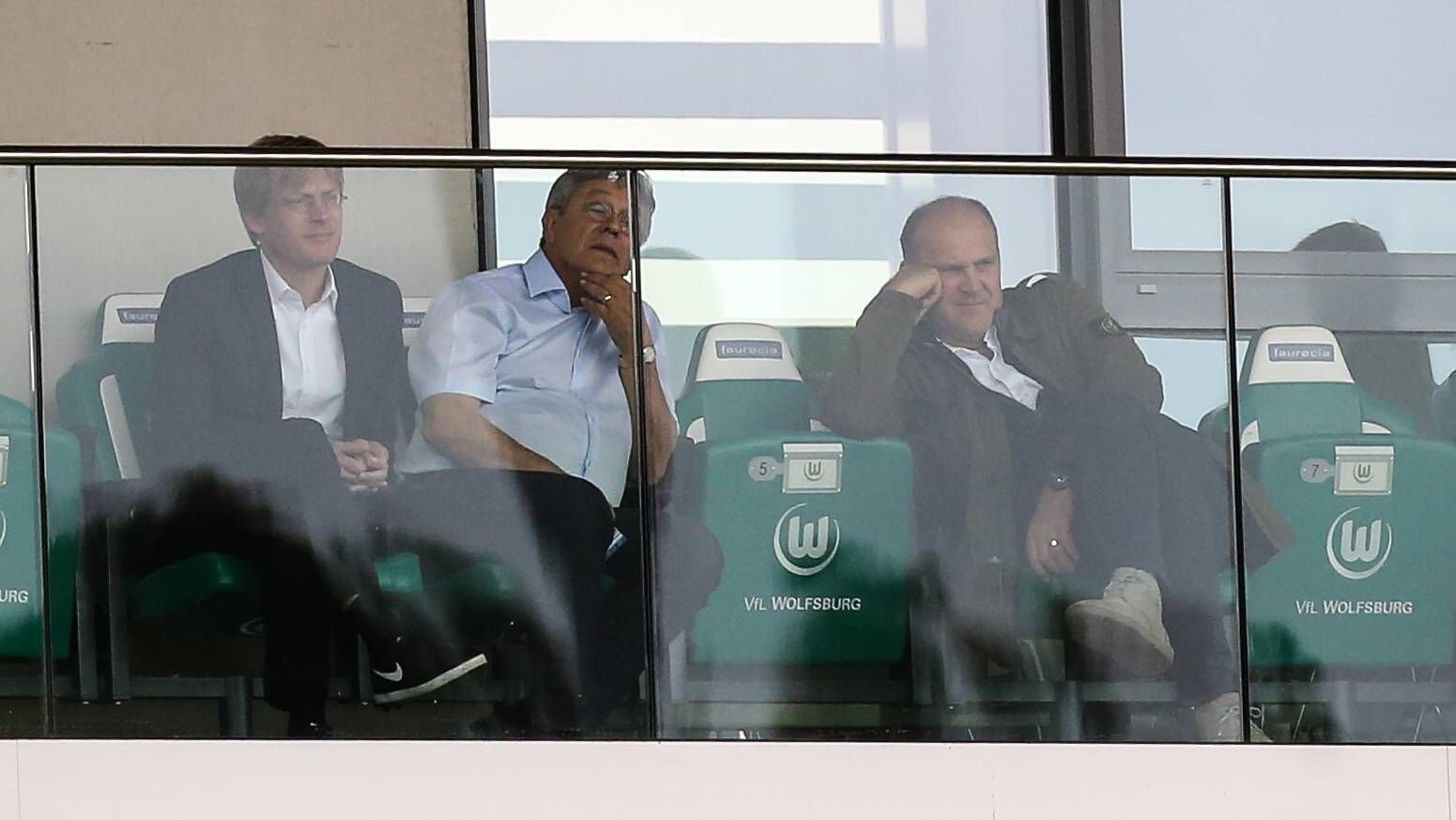 Der VfL Wolfsburg sorgt sich um seinen Scout Rudi Wojtowicz (m.).