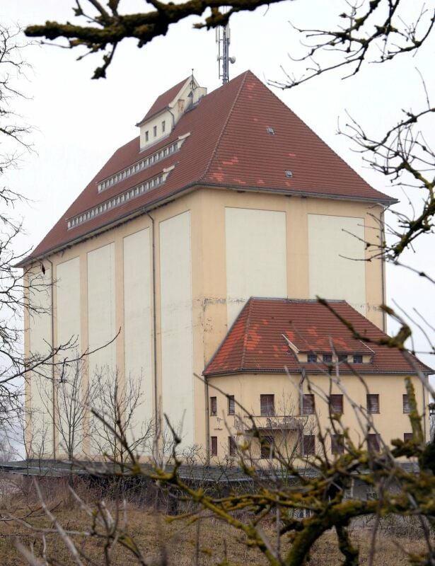 Es ist ein einzigartiges Gebäude am Ortsausgang von Nienburg -nun wird die Immobilie versteigert.