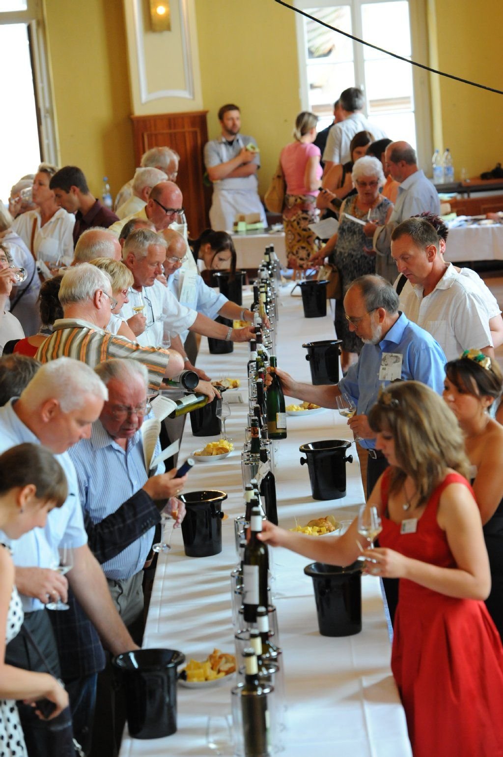 Weinmeile im Naumburger Ratskeller-Saal: 134 mit Medaillen ausgezeichnete Weine von 29 Winzern können probiert werden.