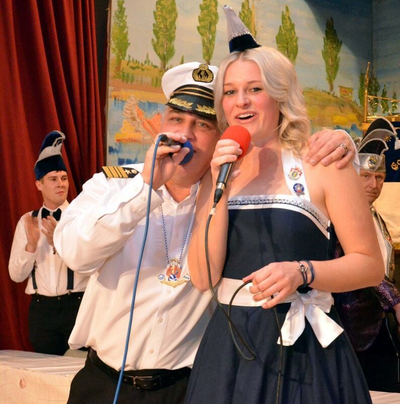 Die Hofsängerin des Elsteraner Carneval Vereins, Lisa Wehner, hier im Duett mit Sven Maihofer, hat die Spendenaktion für den Gnadenhof in Bad Schmiedeberg federführend betreut.