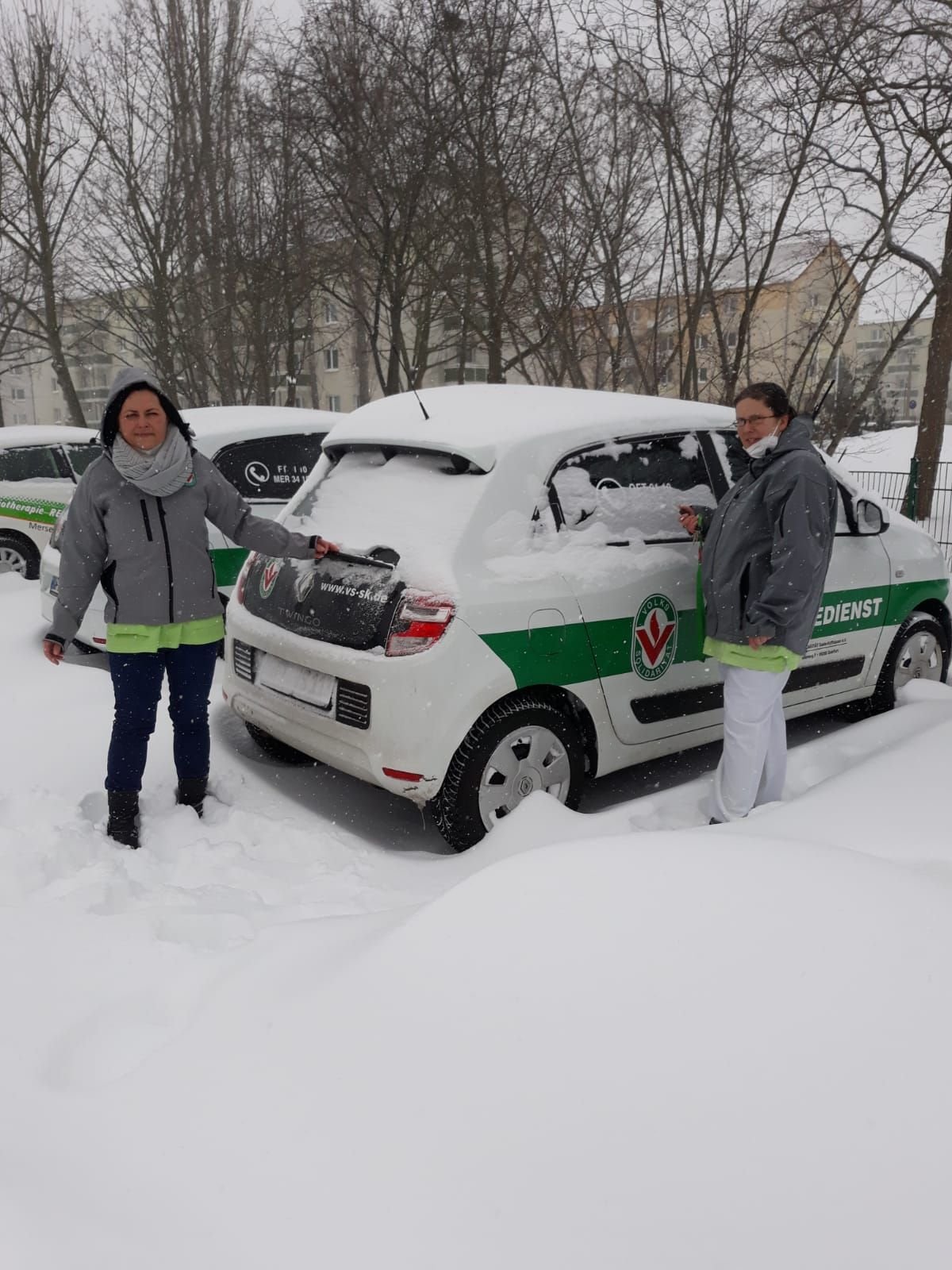 Ihre Autos mussten die Mitarbeiter der Volkssolidarität am Montag stehen lassen.