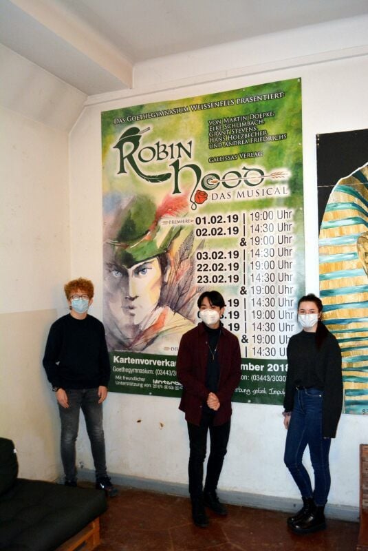 Paul Weber, Nam Nguyen und Celine Reinardt (v.li.) vor dem Werbebanner zum Musical „Robin Hood“