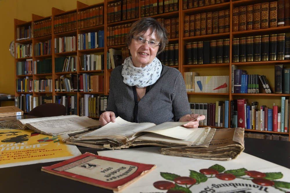Die Journalistin und Autorin Heidemarie Hecht hat im Stadtarchiv Naumburg für ein Buch zur Geschichte des Kirschfestes recherchiert.