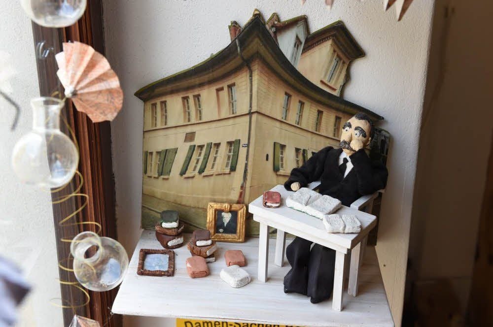 Im Schaufenster hat im Kleinformat Friedrich Nietzsche Platz genommen.