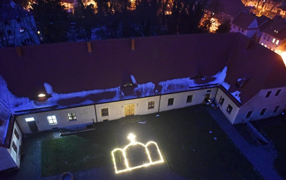 Die Ottonen-Krone leuchtete am vergangenen Dienstag als Erinnerung an Kaiser Otto I. Der hatte Zörbig zum ersten Mal in einer offiziellen Urkunde erwähnt.