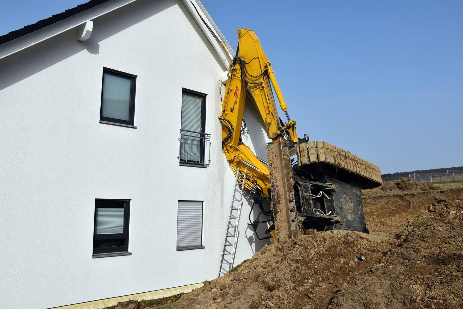 Ein Bagger ist in ein Wohnhaus in Burbach gekippt.
