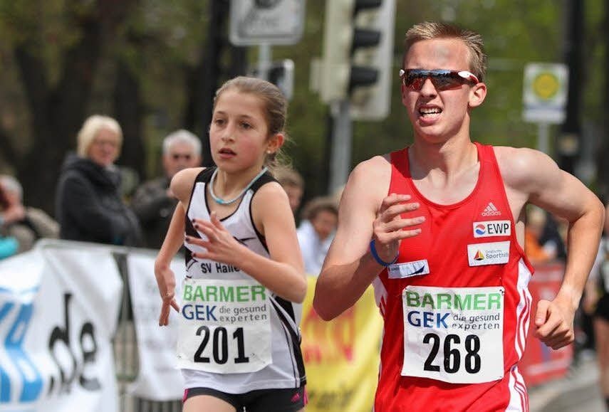 Geherin Josephine Grandi aus Laucha - hier in Naumburg mit ihrem Paten Hagen Pohle - ist in ihrer Altersklasse in Deutschland konkurrenzlos.